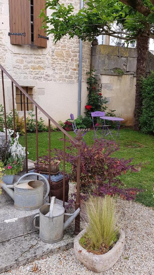 Chambres D'Hotes Du Tilleul Nanteuil-en-Vallée Esterno foto